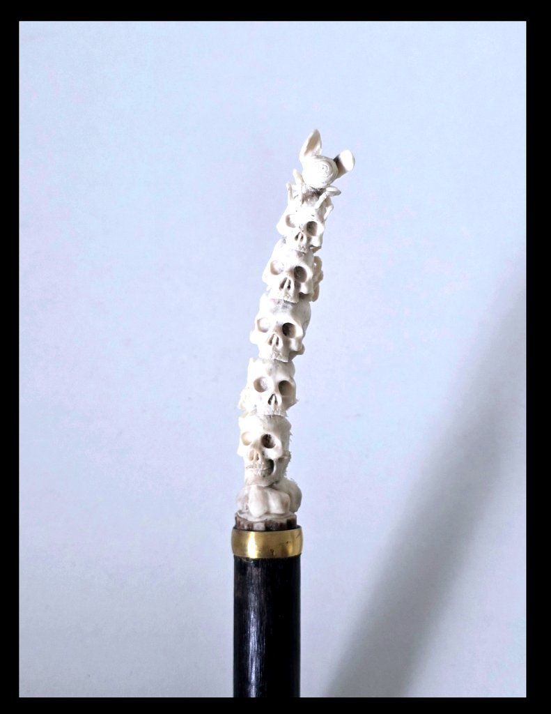Canne avec une Poignée Memento Mori en Andouiller Sculpté  ( Bois de Cerf ) -photo-3