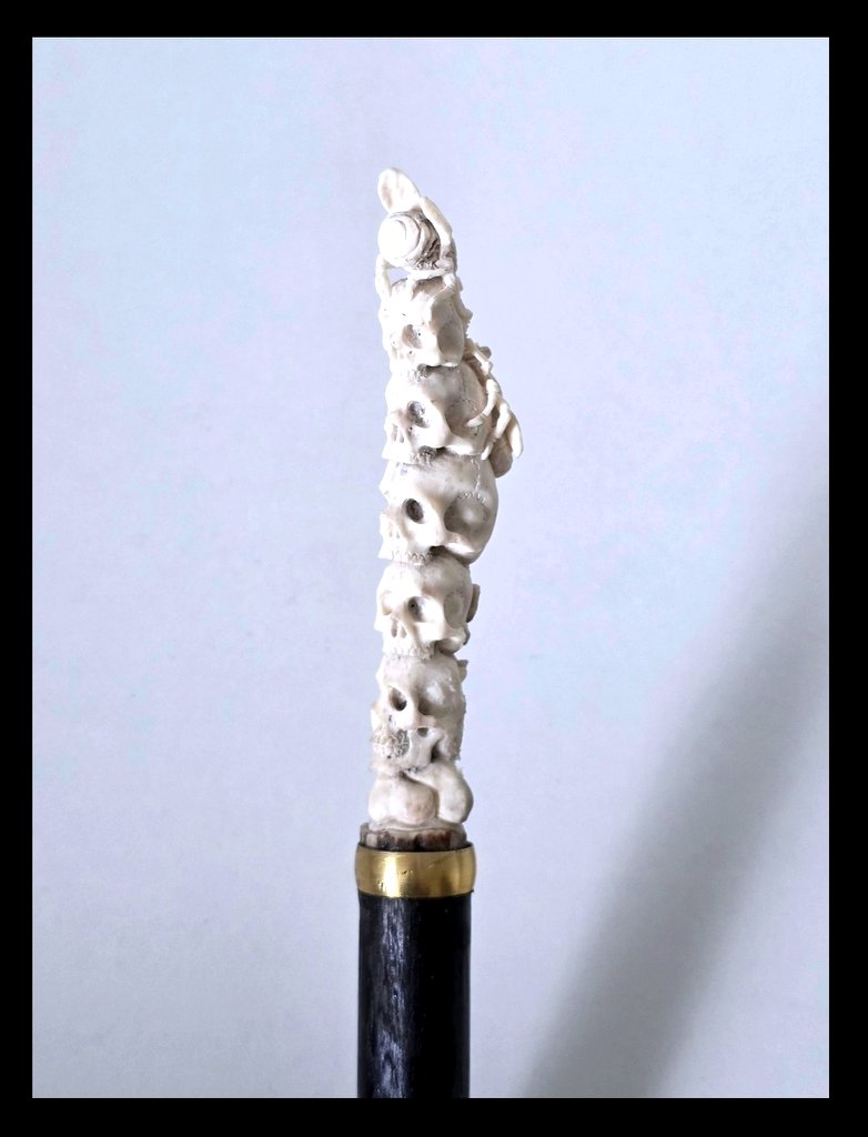 Canne avec une Poignée Memento Mori en Andouiller Sculpté  ( Bois de Cerf ) -photo-4
