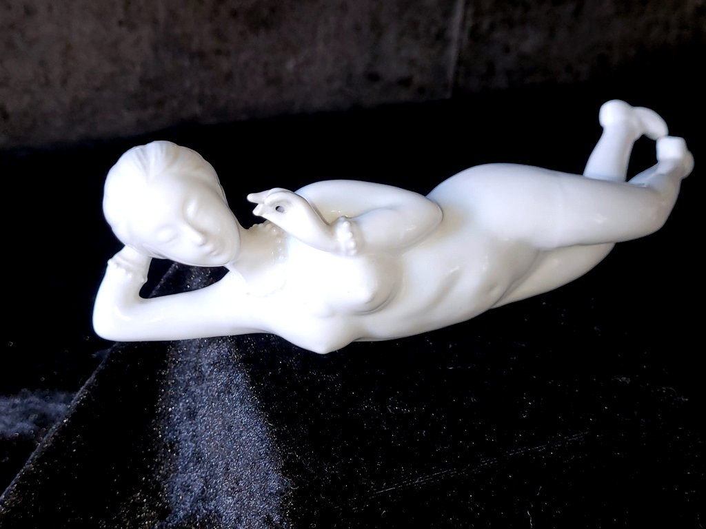 White Chinese Porcelain Figurine Of A -photo-2