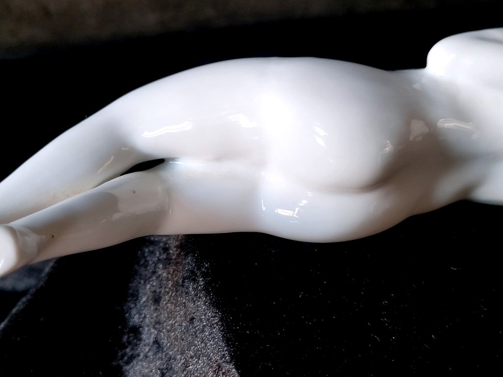 White Chinese Porcelain Figurine Of A -photo-5