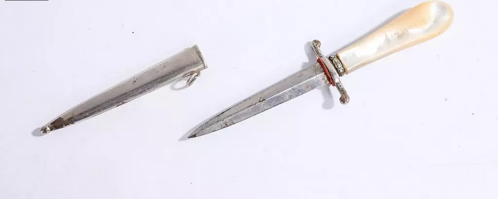 Dague de Petite Vertu, dite "Pique-Couilles" à manche en Nacre  avec son Fourreau - XIXe Siècle