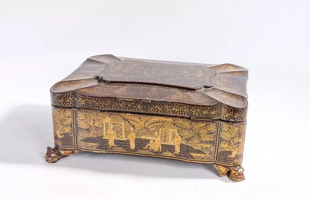 Boîte à Ouvrages en bois Laqué noir - Décors dorés - Chine Canton du XIXe Siècle