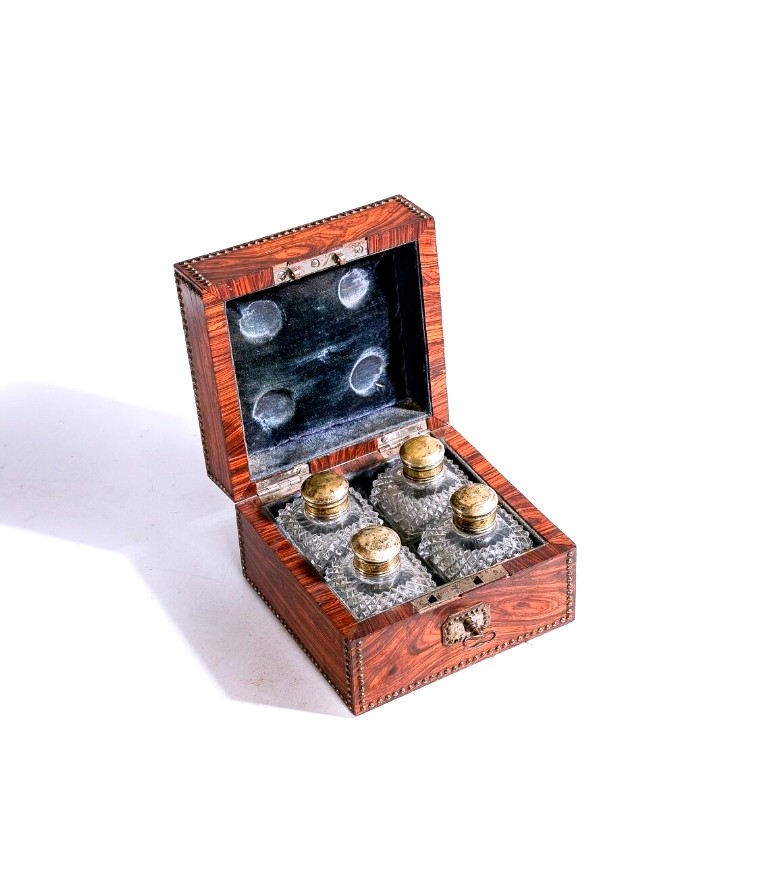 Coffret à Senteurs en Marqueterie de Palissandre avec 4 Flacons en Cristal Taillé - XIXe Siècle