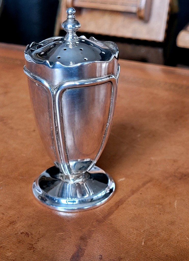 Sali&egrave;re en Argent Massif de la Maison Mappin &amp; Webb  .