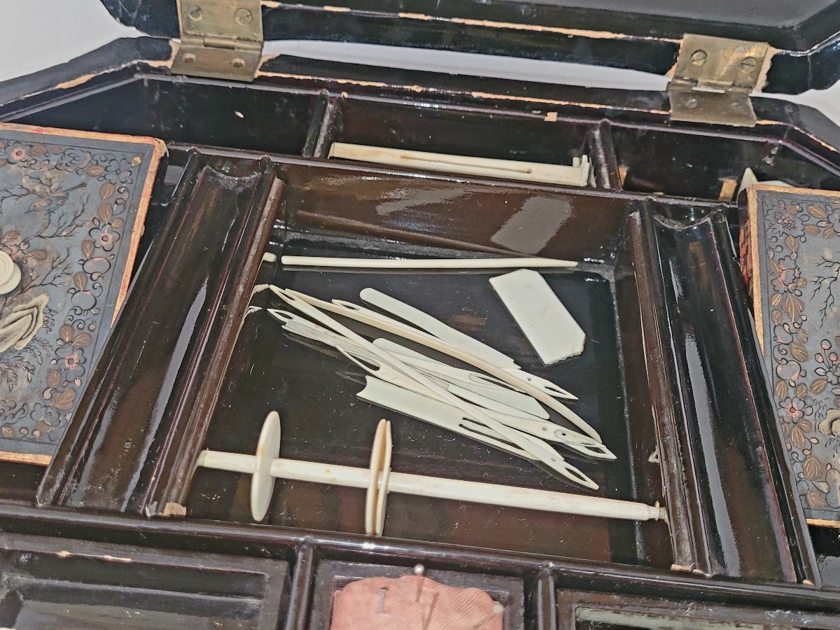 Important Polylobed Sewing Box In Painted Chinese Lacquer - First Half Of The 19th Century -photo-8