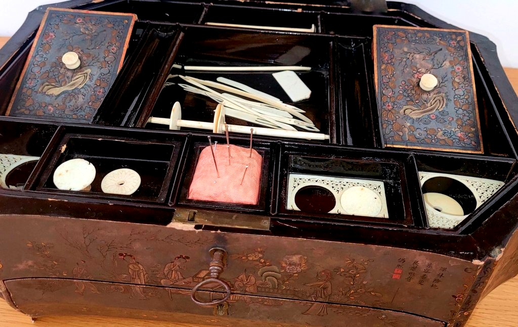 Important Polylobed Sewing Box In Painted Chinese Lacquer - First Half Of The 19th Century -photo-7