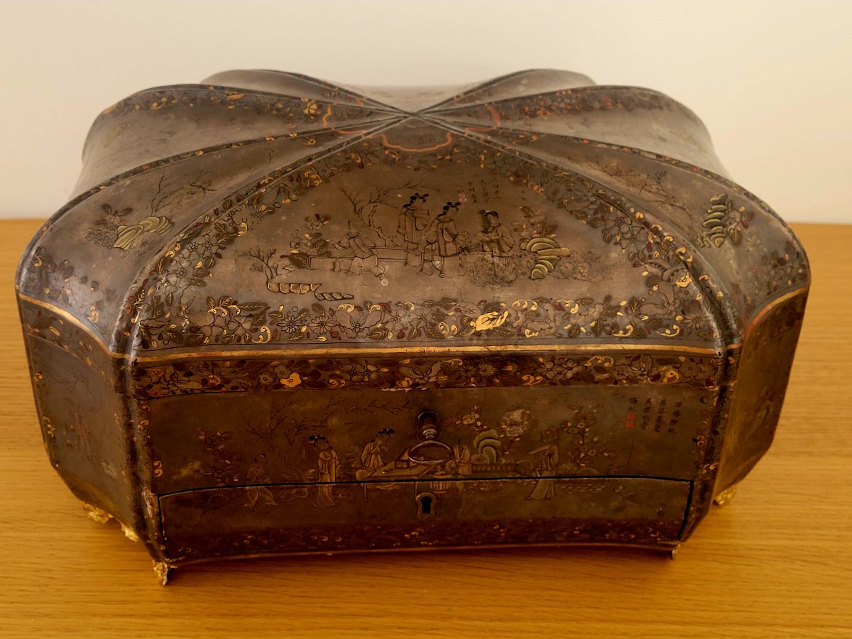 Important Polylobed Sewing Box In Painted Chinese Lacquer - First Half Of The 19th Century 