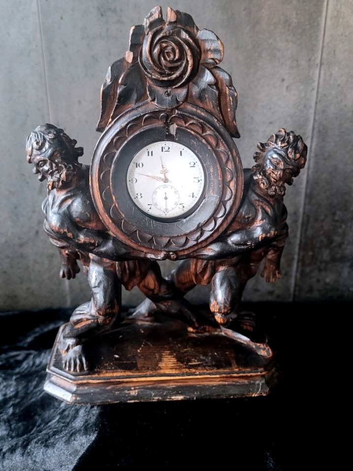 Porte Montre Gousset en bois sculpté, à décor de deux Hercule . XIXe Siècle