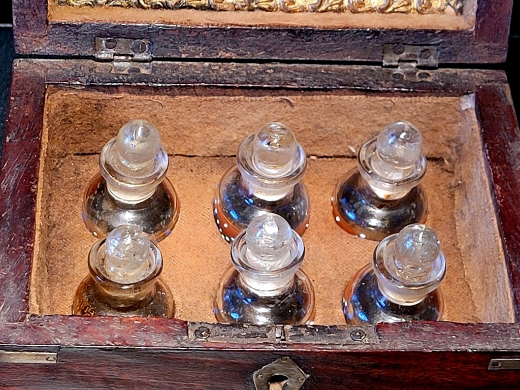 An 18th-century Perfume Cabinet Of Maritime Origin. -photo-2