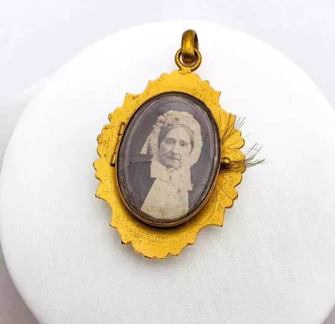 Pendentif M&eacute;daillon avec Miniature peinte sur &eacute;mail - XIXe Si&egrave;cle -photo-2