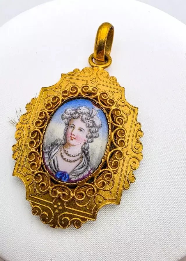 Pendentif M&eacute;daillon avec Miniature peinte sur &eacute;mail - XIXe Si&egrave;cle 