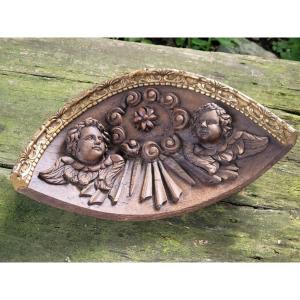 Fronton de Retable  &quot; Angelots &quot;  en bois sculpt&eacute;  datant du  XVIIIe Si&egrave;cle 