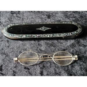 Paire de Lunettes  en Argent Massif dans un étui burgauté - XIXe Siècle 