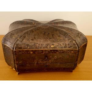 Important Polylobed Sewing Box In Painted Chinese Lacquer - First Half Of The 19th Century