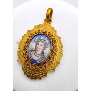 Medallion Pendant With An Enameled Portrait Painted On Copper - 19th Century