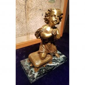 &quot;Enfant en pri&egrave;re&quot; Grand  Sujet en bronze dor&eacute; sur socle de marbre vert. XIXe Si&egrave;cle