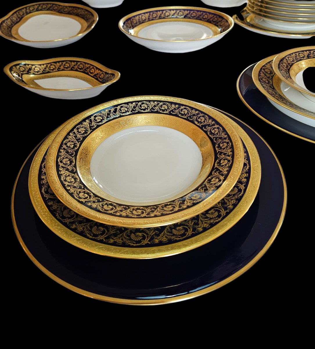 Important service en porcelaine de Limoges,  bleu de four et double dorure polie à l'agate -photo-2
