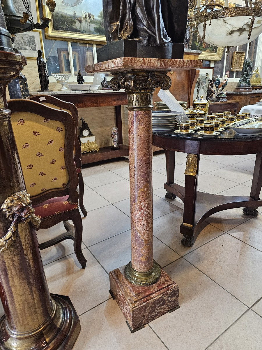 Colonne en marbre à chapiteau ionique 