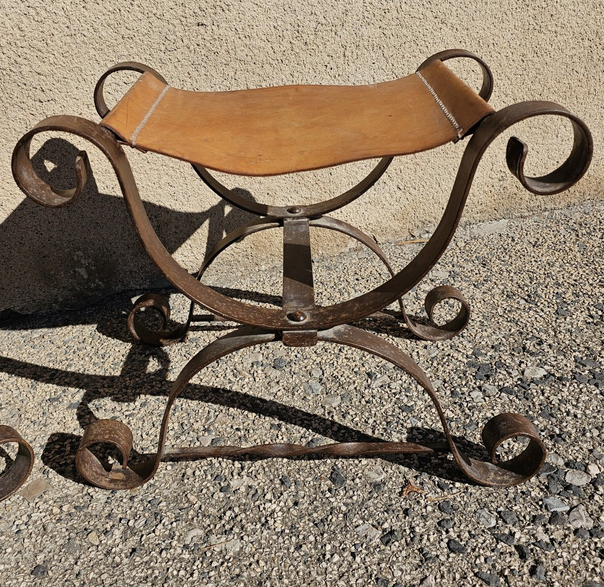 Paire de tabourets de forme curule,  assises en cuir-photo-2