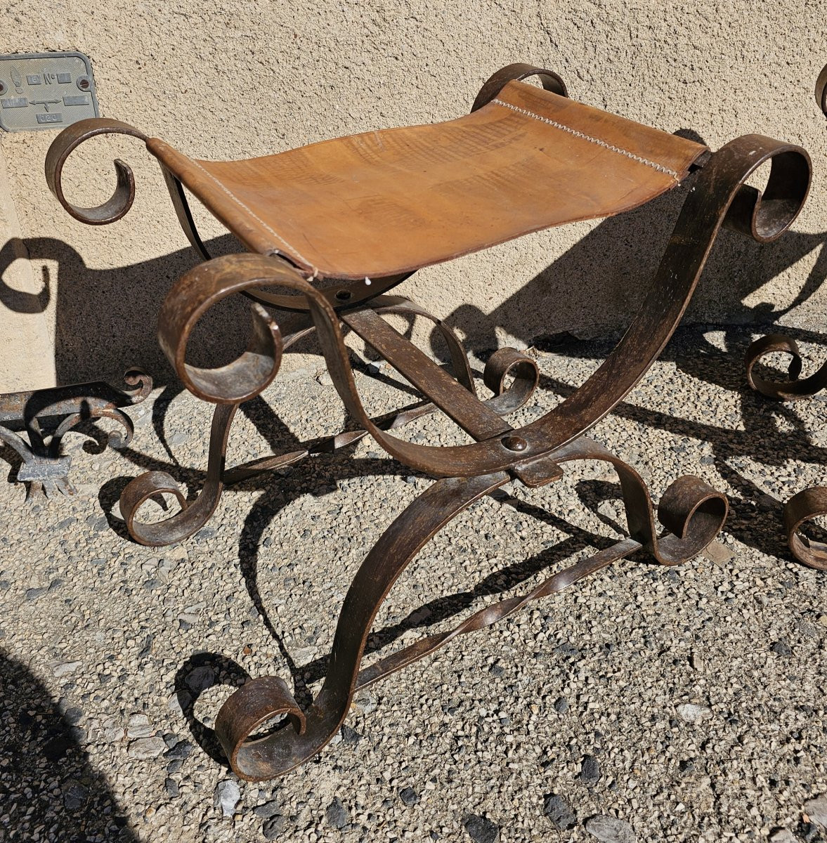 Paire de tabourets de forme curule,  assises en cuir-photo-3