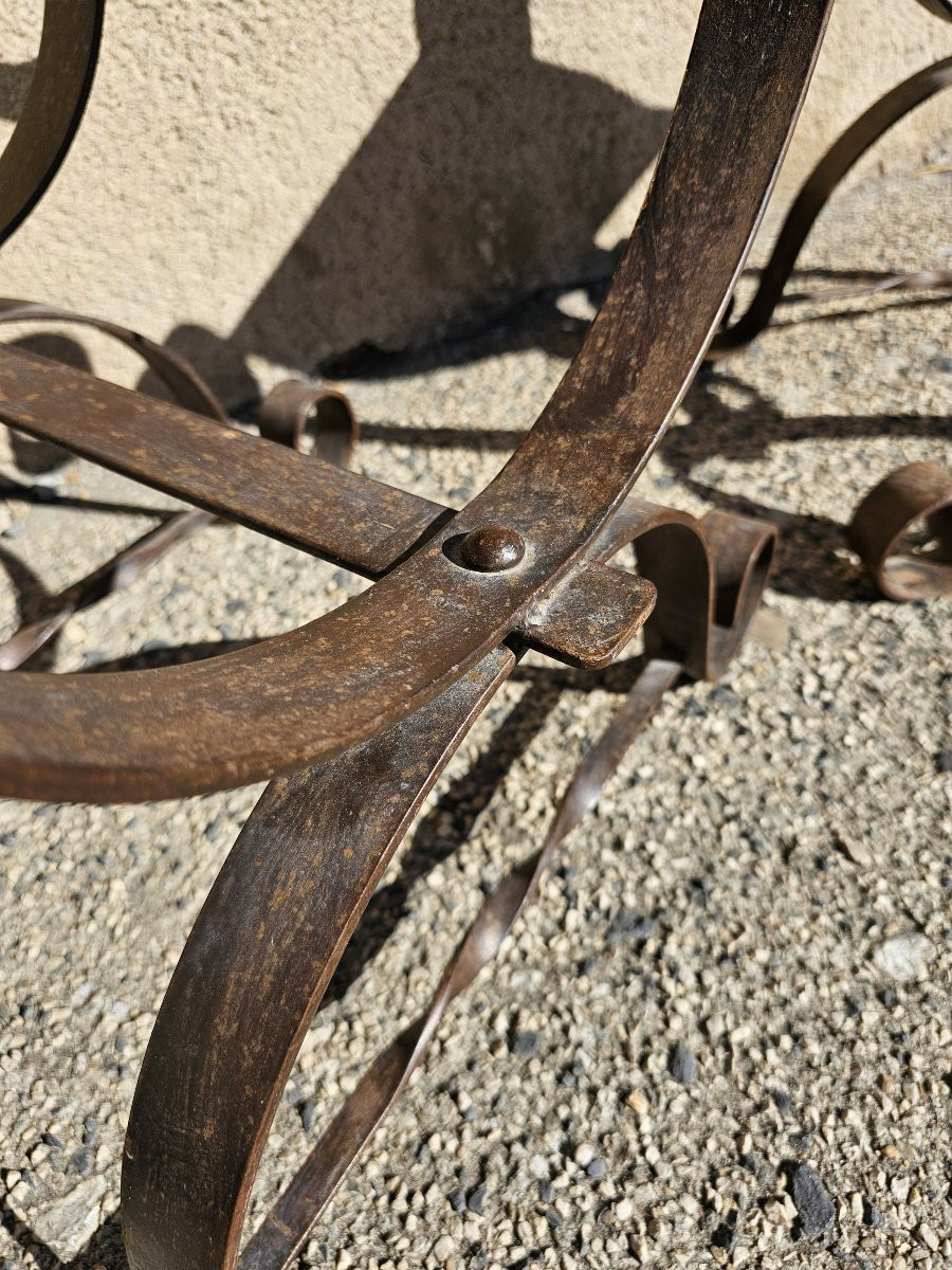 Paire de tabourets de forme curule,  assises en cuir-photo-1