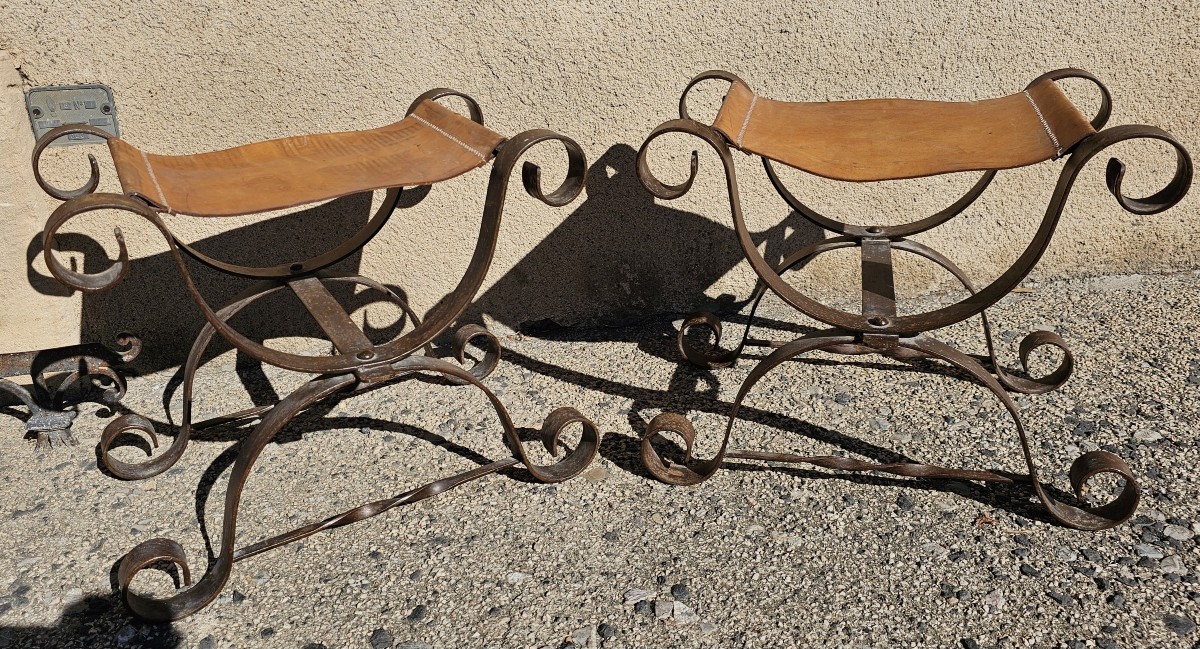 Paire de tabourets de forme curule,  assises en cuir