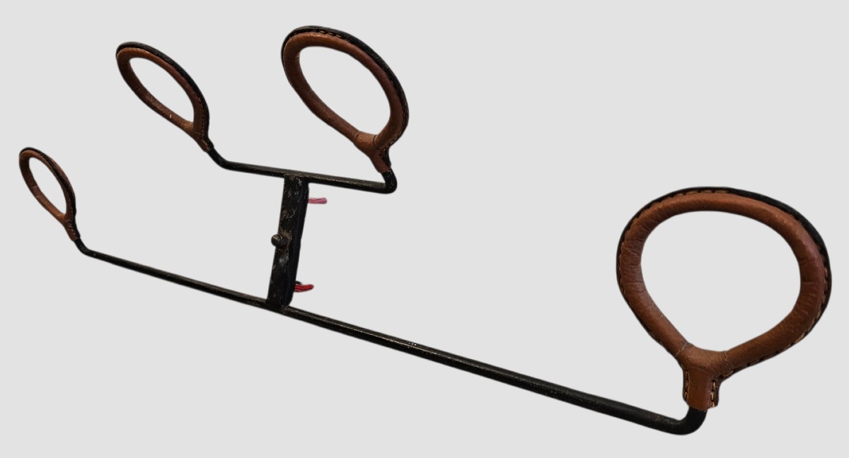 Porte-manteau métal et cuir piqûre sellier par Jacques Adnet