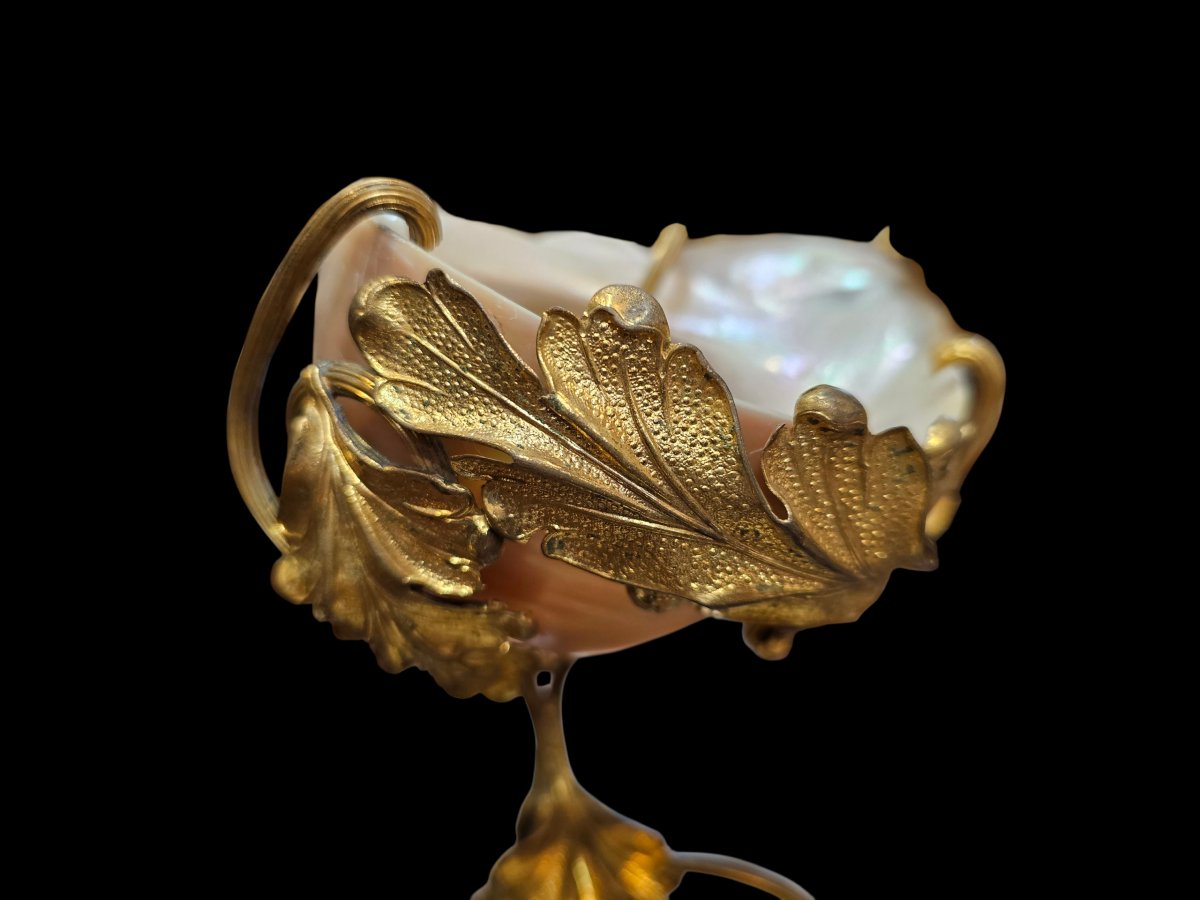 Mother-of-pearl Shell Mounted In Gilt Bronze On A Circular Onyx Base-photo-4