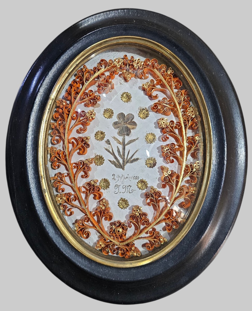 Cadre reliquaire à paperolles et travail en cheveux XIXème