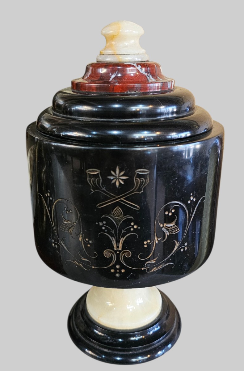 Pot à tabac en marbre noir , marbre rouge du Languedoc et onyx 