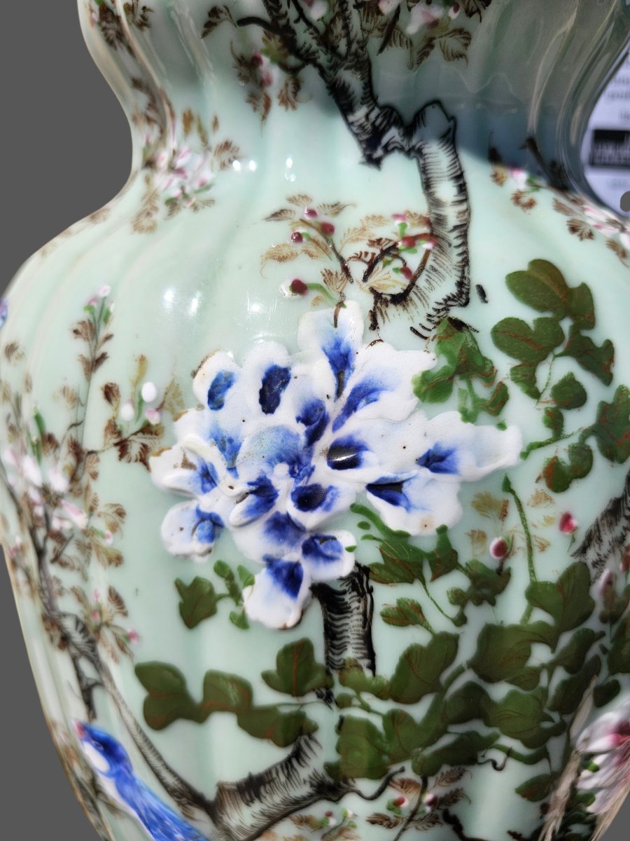 Vase en porcelaine godronné , japon époque MEÏJI ,décor floral et d'oiseaux sur un fond céladon-photo-2