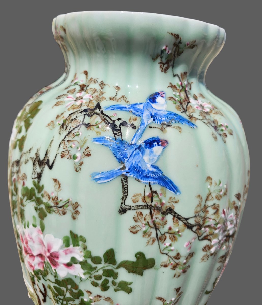 Vase en porcelaine godronné , japon époque MEÏJI ,décor floral et d'oiseaux sur un fond céladon-photo-3