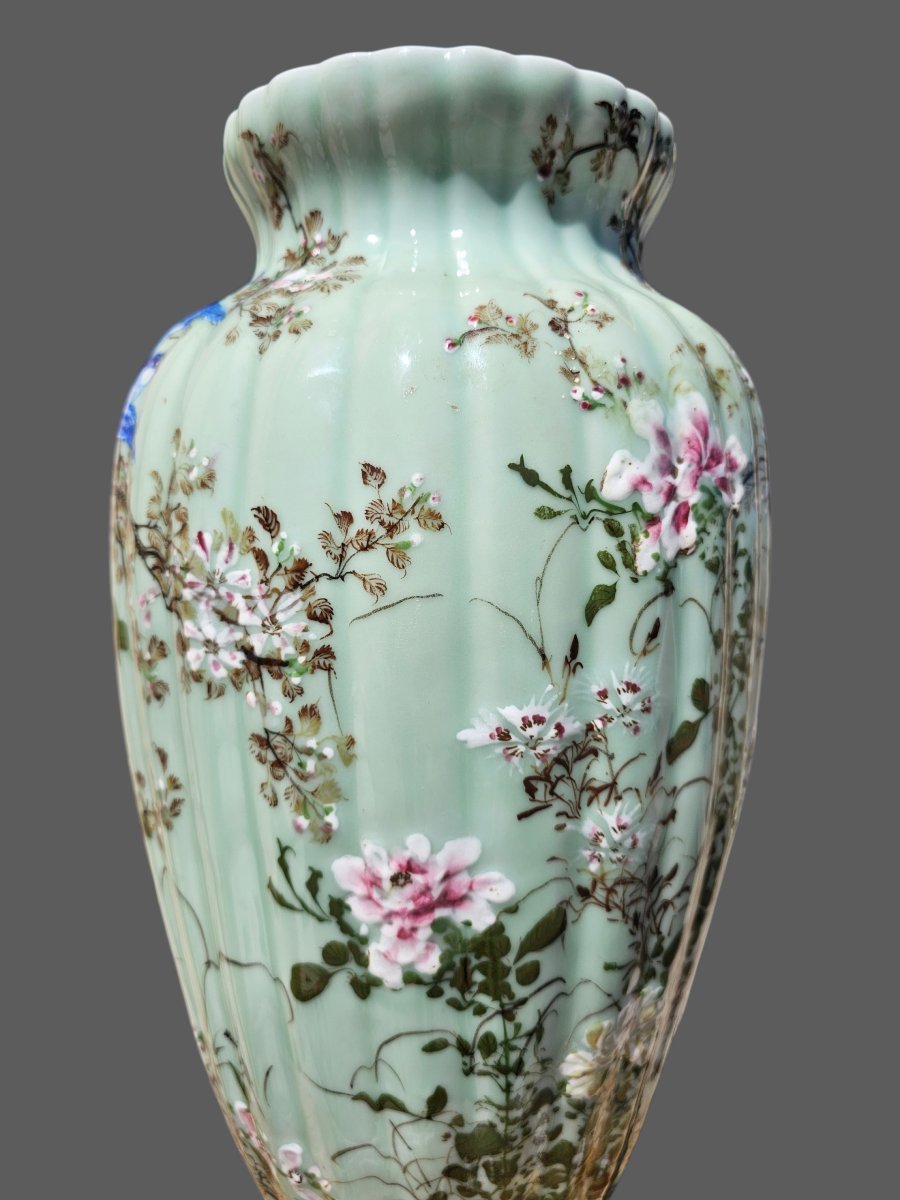 Vase en porcelaine godronné , japon époque MEÏJI ,décor floral et d'oiseaux sur un fond céladon-photo-2