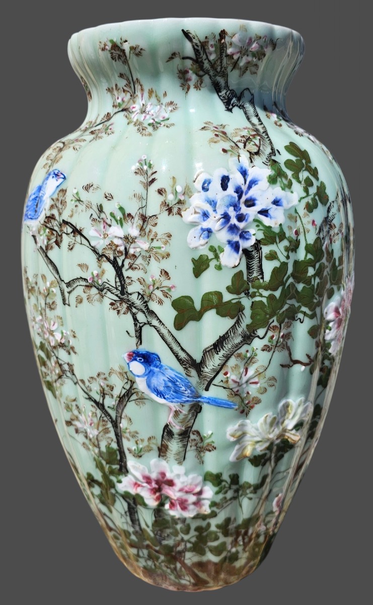 Vase en porcelaine godronné , japon époque MEÏJI ,décor floral et d'oiseaux sur un fond céladon
