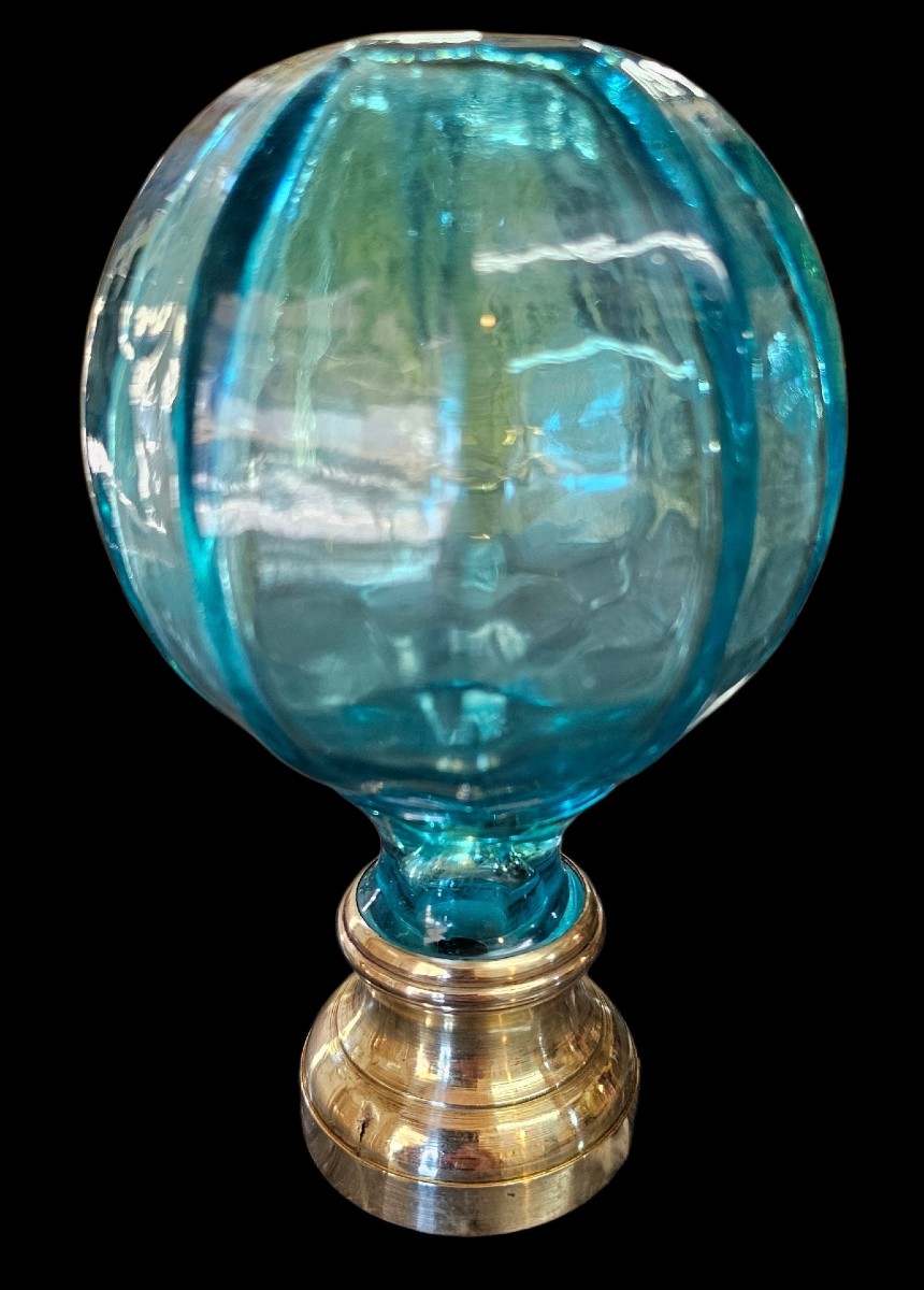 Boule d'escalier en verre bleu avec sa platine de fixation 