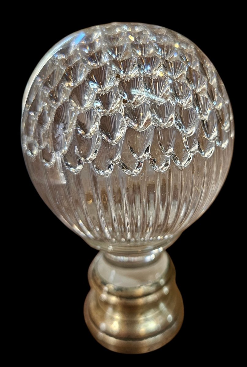 Boule d'escalier en cristal,  modèle nid d'abeille,  Baccarat