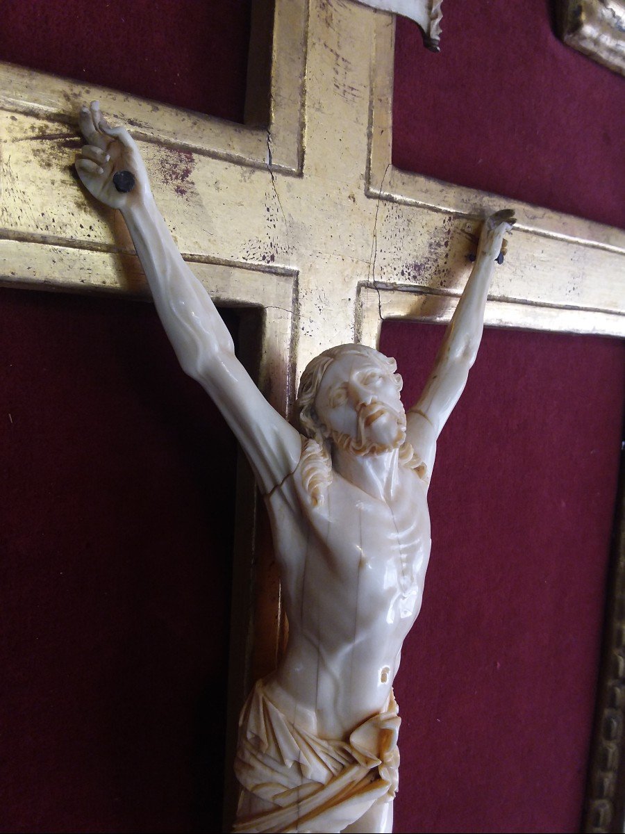 Crucifix En Ivoire Sculpté Dans Un Cadre à Parecloses En Bois Doré Au Décor De Pélican -photo-2