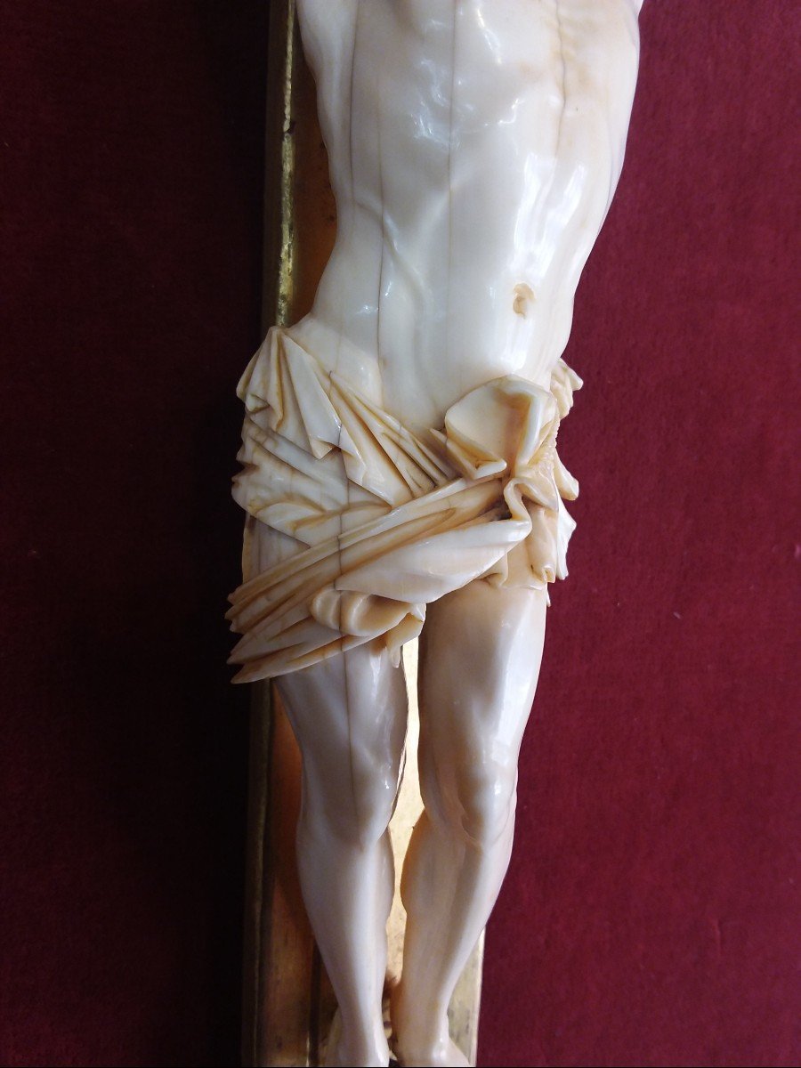 Crucifix En Ivoire Sculpté Dans Un Cadre à Parecloses En Bois Doré Au Décor De Pélican -photo-3