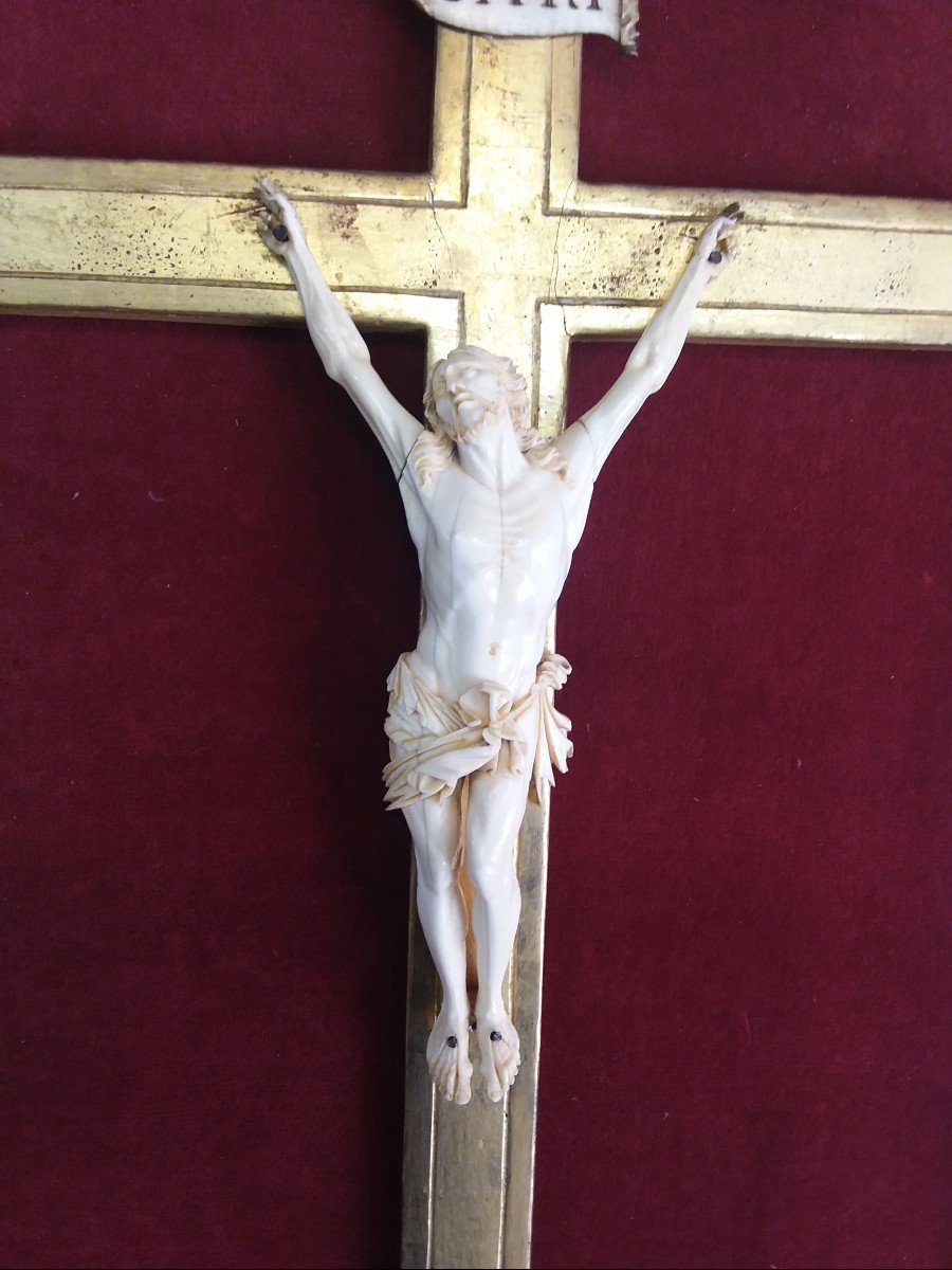 Crucifix En Ivoire Sculpté Dans Un Cadre à Parecloses En Bois Doré Au Décor De Pélican -photo-4