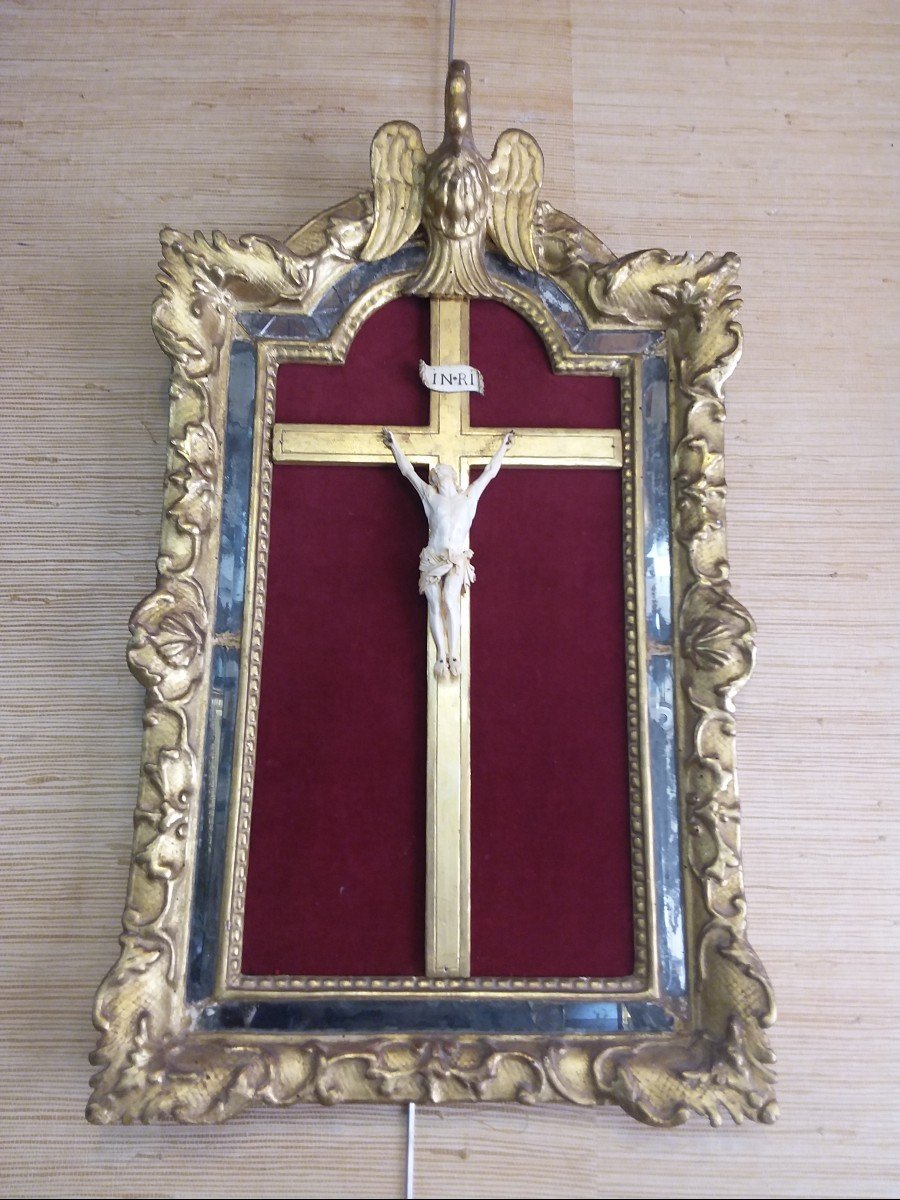 Crucifix En Ivoire Sculpté Dans Un Cadre à Parecloses En Bois Doré Au Décor De Pélican 