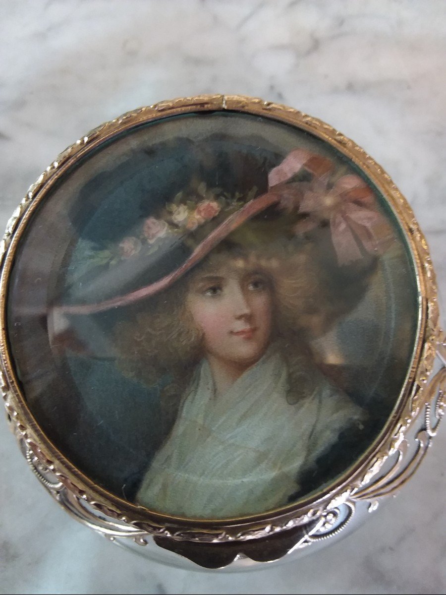 Belle Boite En Verre Soufflé,  Monture En Métal Doré,  Jeune Femme Au Chapeau En Miniature -photo-4