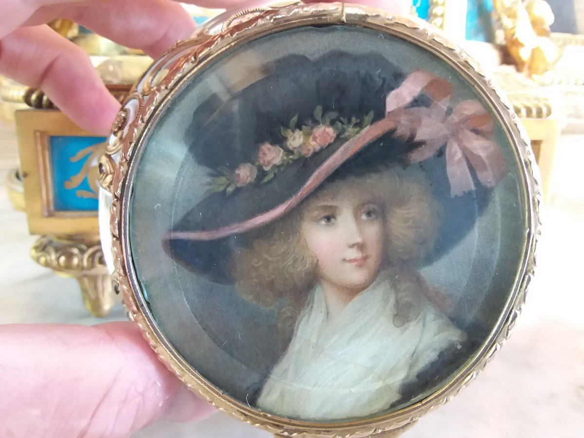 Belle Boite En Verre Soufflé,  Monture En Métal Doré,  Jeune Femme Au Chapeau En Miniature -photo-2