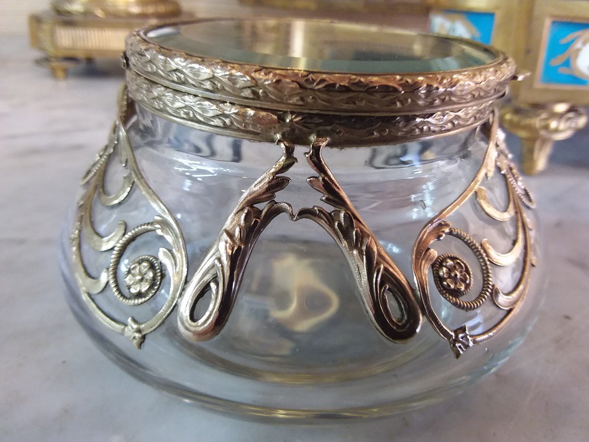 Belle Boite En Verre Soufflé,  Monture En Métal Doré,  Jeune Femme Au Chapeau En Miniature -photo-3