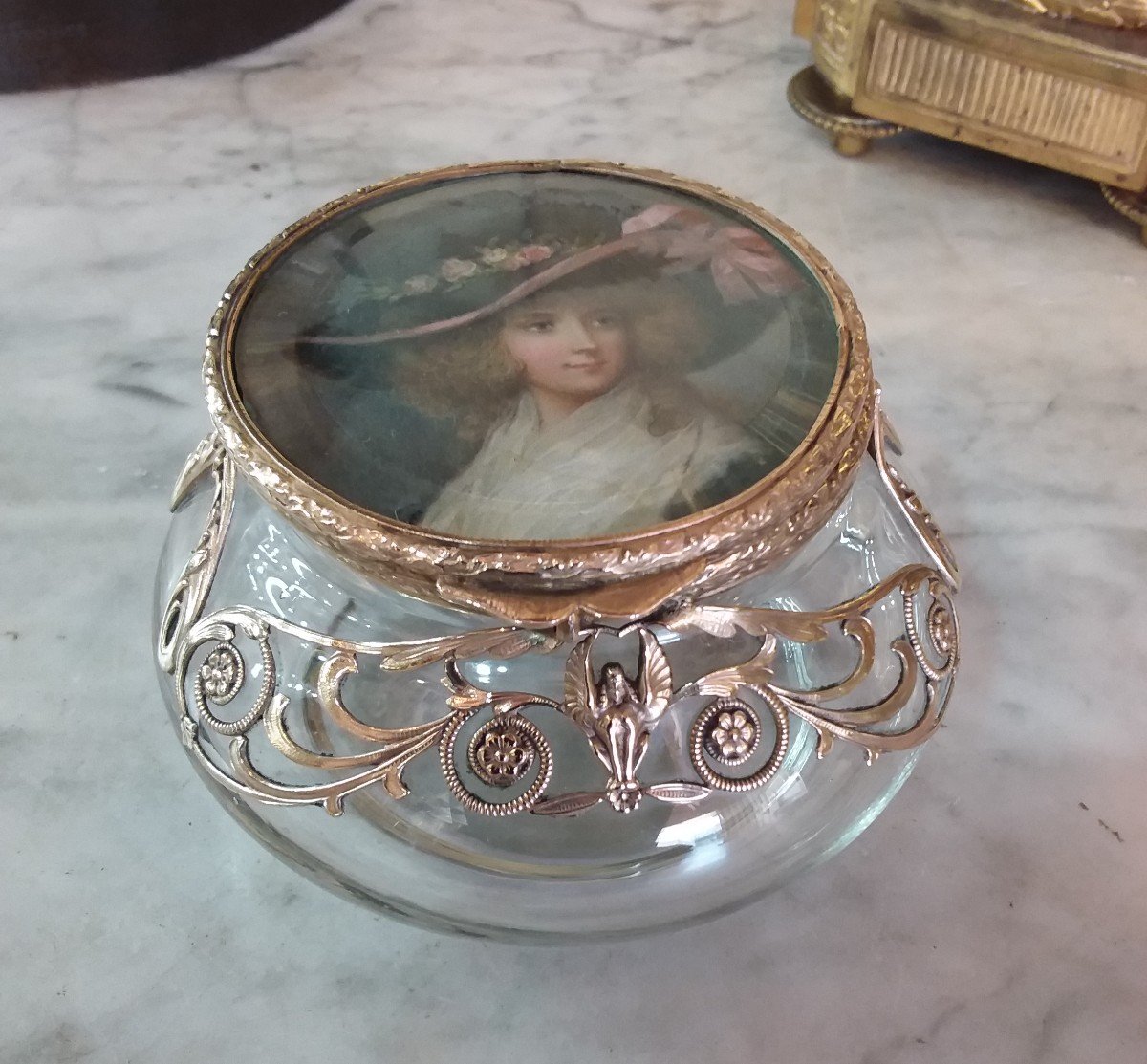 Belle Boite En Verre Soufflé,  Monture En Métal Doré,  Jeune Femme Au Chapeau En Miniature 