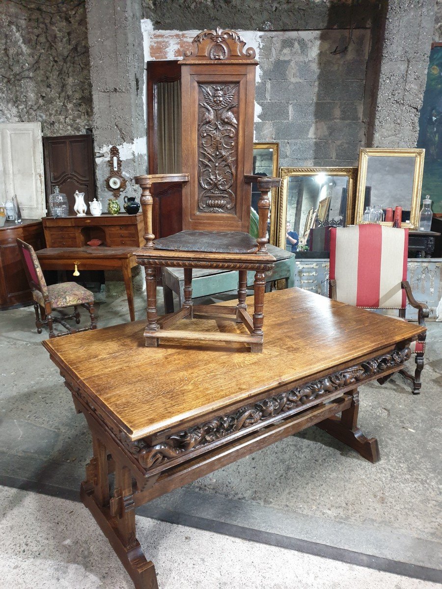 Bureau Et Son Fauteuil Caqutoire De Style Néo-gothique En Chêne