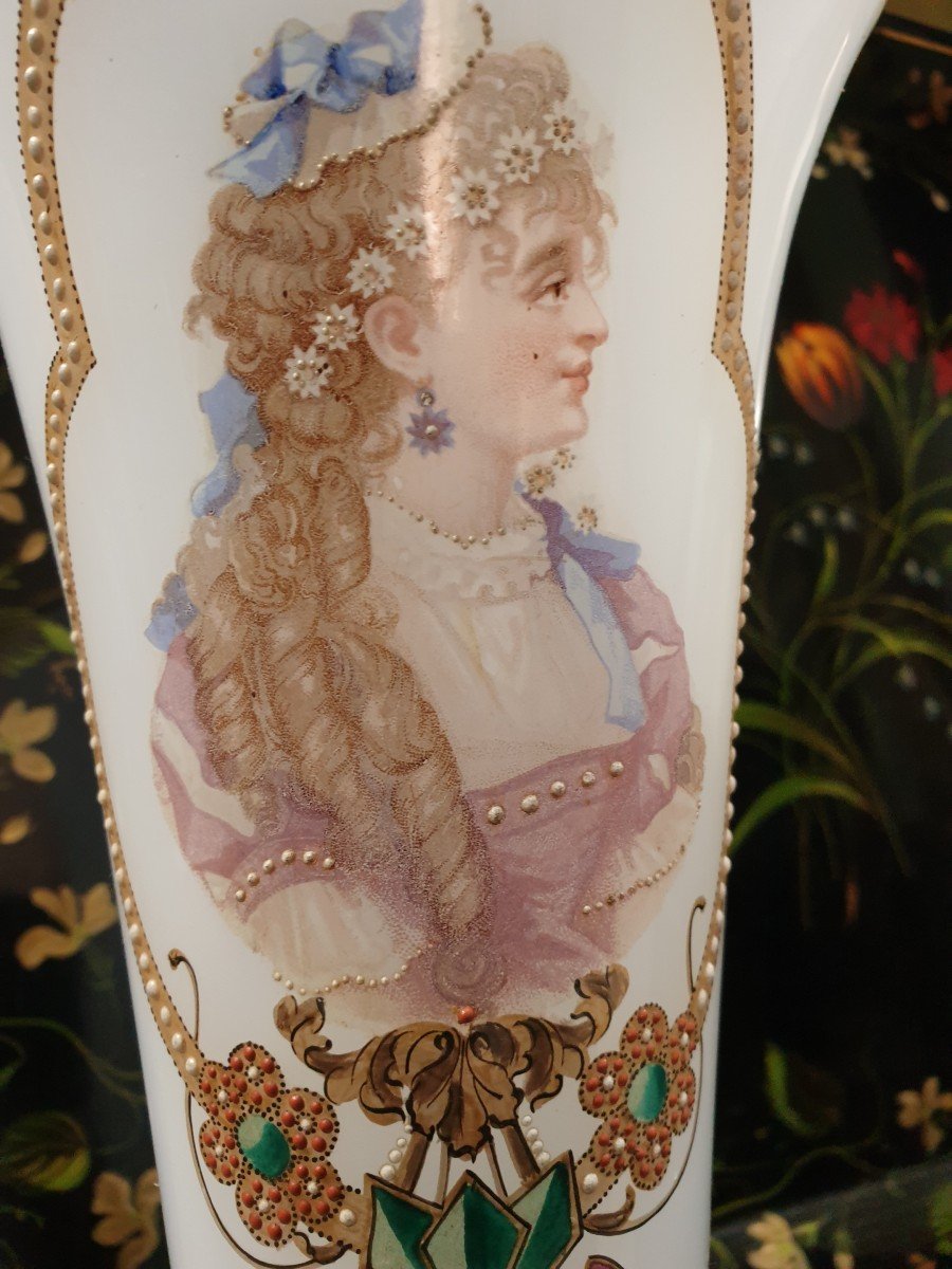 Paire De Vases En Opaline Blanche Laiteuse Ornées De Bustes Féminins-photo-2