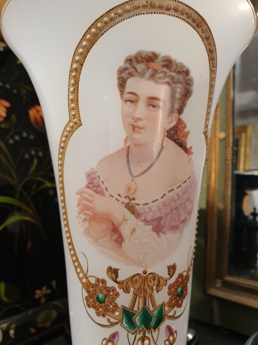Paire De Vases En Opaline Blanche Laiteuse Ornées De Bustes Féminins-photo-3
