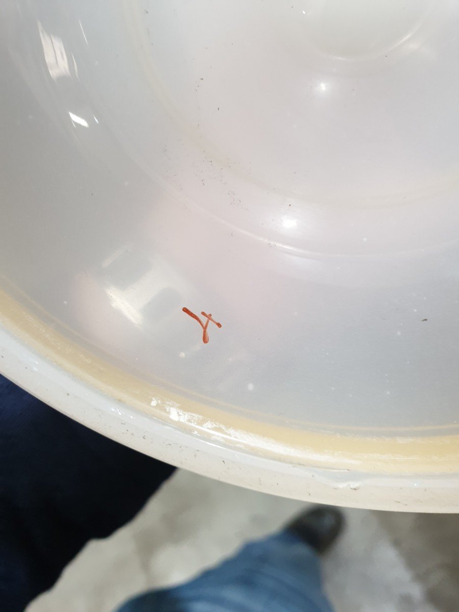 Paire De Vases En Opaline Blanche Laiteuse Ornées De Bustes Féminins-photo-2