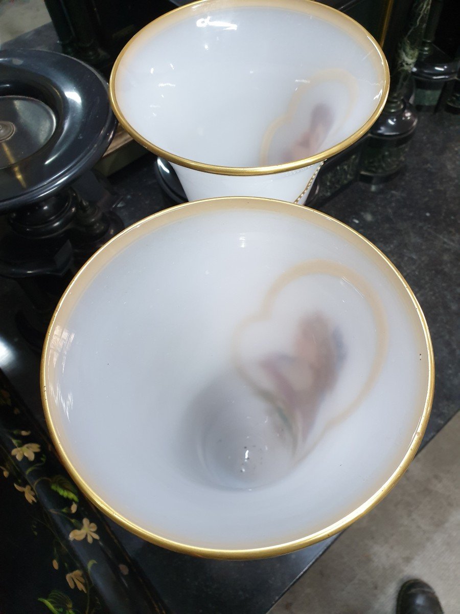 Paire De Vases En Opaline Blanche Laiteuse Ornées De Bustes Féminins-photo-3
