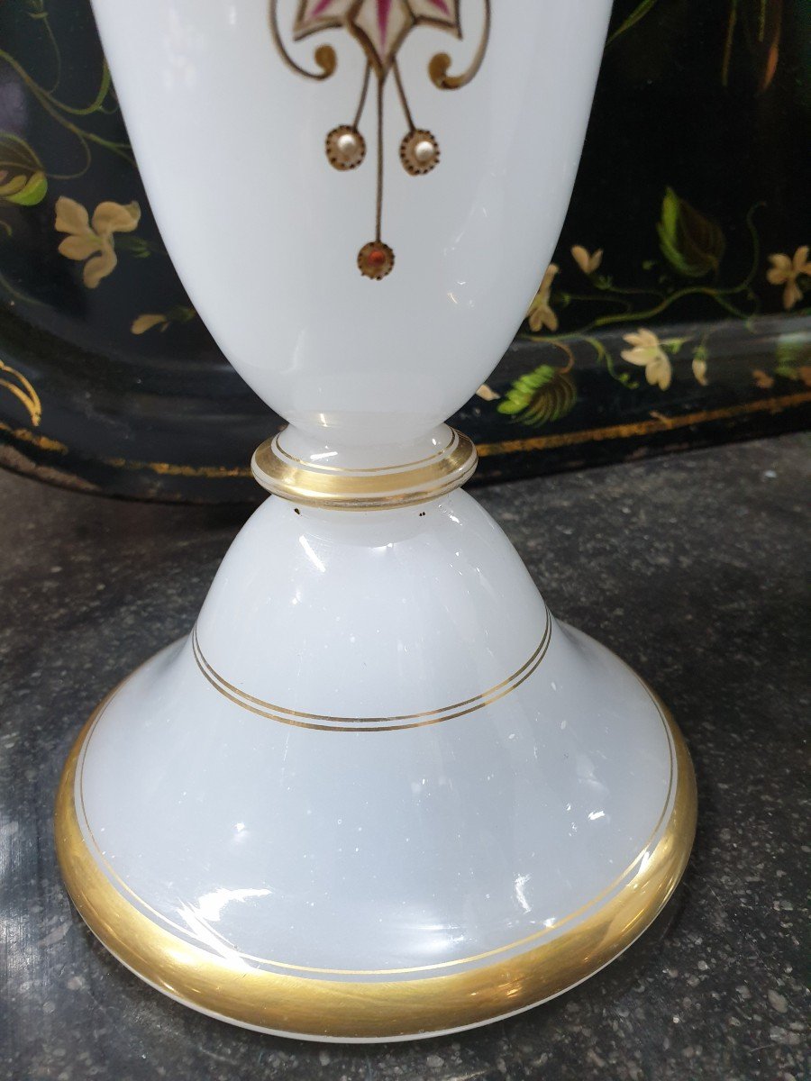 Paire De Vases En Opaline Blanche Laiteuse Ornées De Bustes Féminins-photo-4